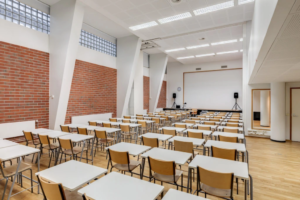 Juhlasali_Laivuri_tuoli-pöytärivit_Osaamistehdas_Kokoustilat_eira_punavuori_4_1200-1024x683 Juhlasali Laivuri isoille kokouksille, koulutuksille ja seminaareille. Punavuori, Eira, Helsinki - Osaamistehdas Kokoustilat