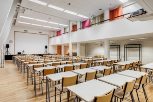 Juhlasali Laivuri isoille kokouksille, koulutuksille ja seminaareille. Punavuori, Eira, Helsinki - Osaamistehdas Kokoustilat