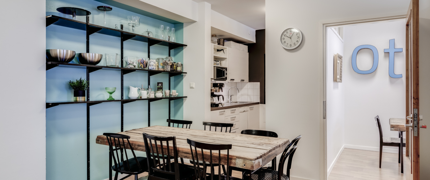 Osaamistehdas Kokoustilat - Kokoustila Punavuori - Työskentelytila Pikku-Punavuori - Aula