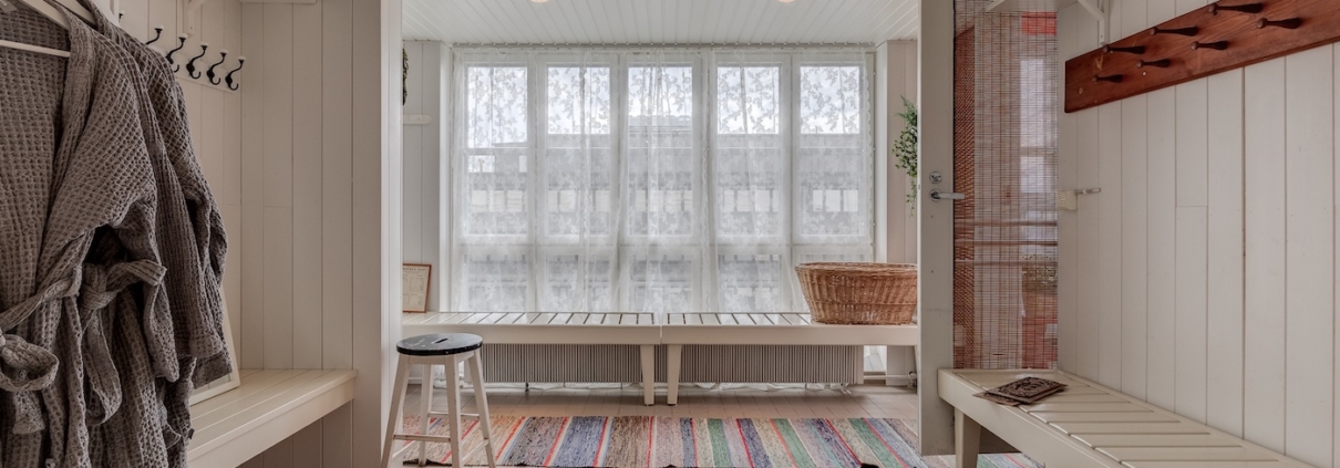 Tunnelmallinen pukuhuone Sauna Pasilassa, Messukeskuksen naapurissa.