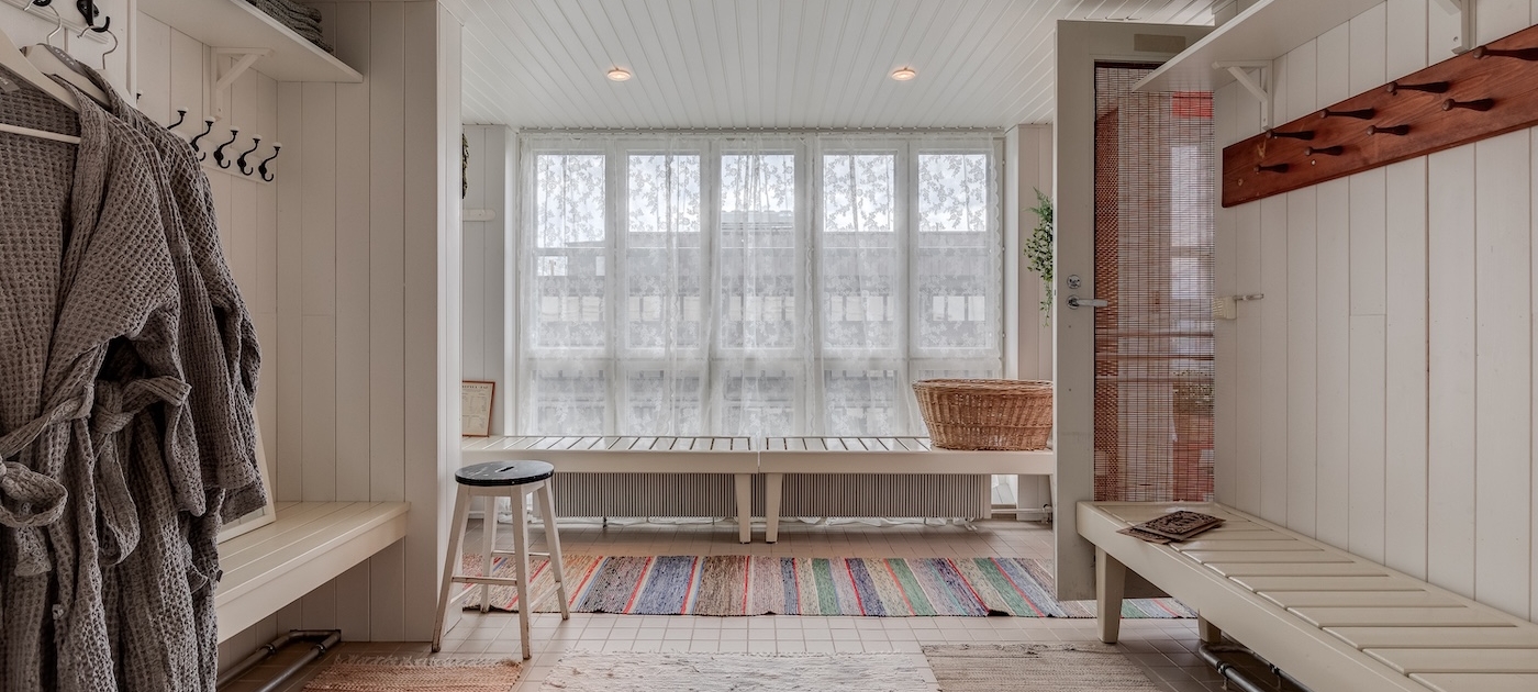 Tunnelmallinen pukuhuone Sauna Pasilassa, Messukeskuksen naapurissa.