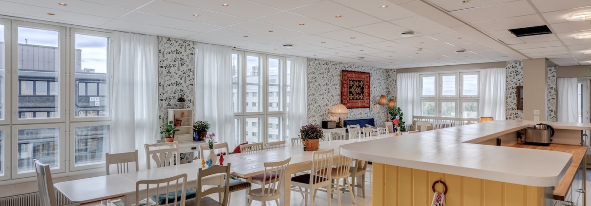 Mökkiteemainen kokoustila ja oleskelutila Sauna Pasilassa, Helsingissä.