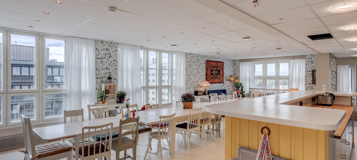 Mökkiteemainen kokoustila ja oleskelutila Sauna Pasilassa, Helsingissä.