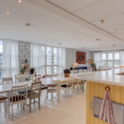 Mökkiteemainen kokoustila ja oleskelutila Sauna Pasilassa, Helsingissä.