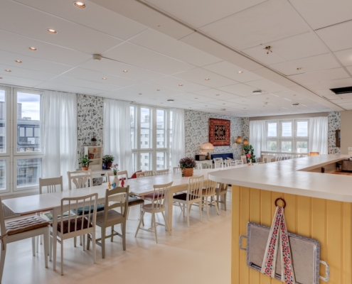 Mökkiteemainen kokoustila ja oleskelutila Sauna Pasilassa, Helsingissä.