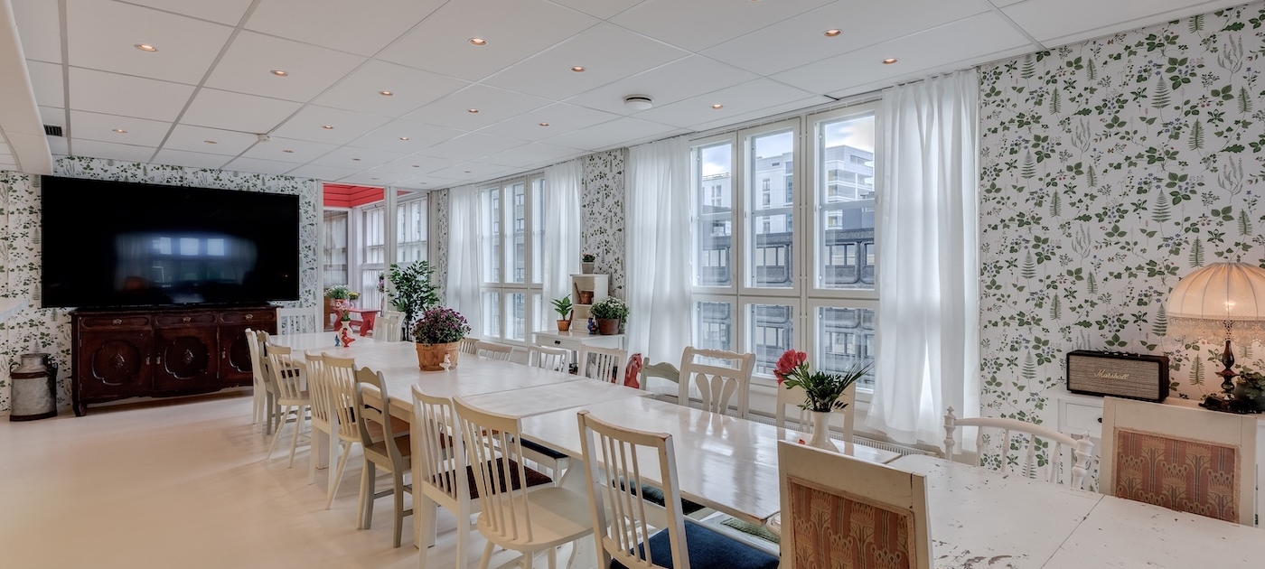 Kokoustila ja oleskelutila Sauna Pasilassa, Helsingissä.