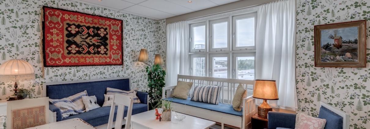 Sauna Pasilan mökkiteemainen oleskelutila.