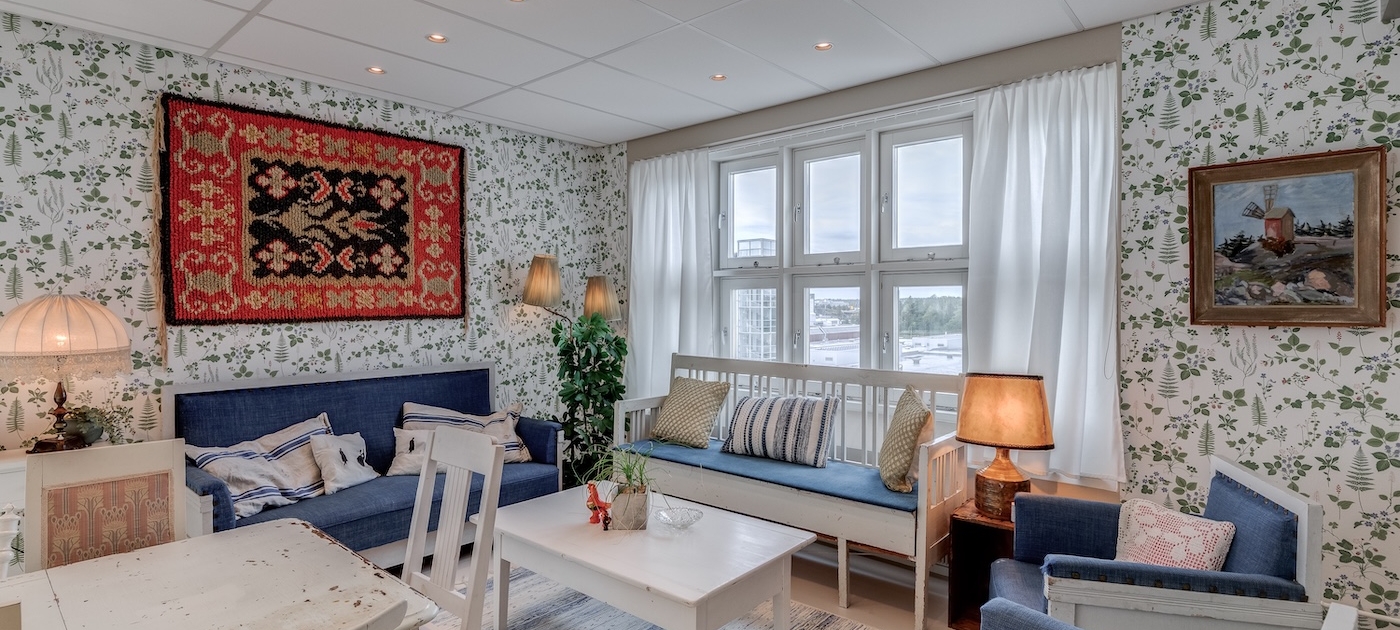 Sauna Pasilan mökkiteemainen oleskelutila.