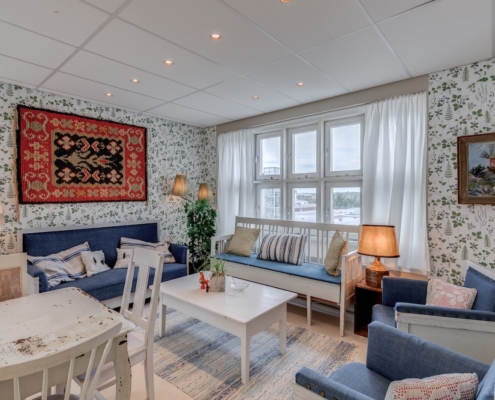 Sauna Pasilan mökkiteemainen oleskelutila.