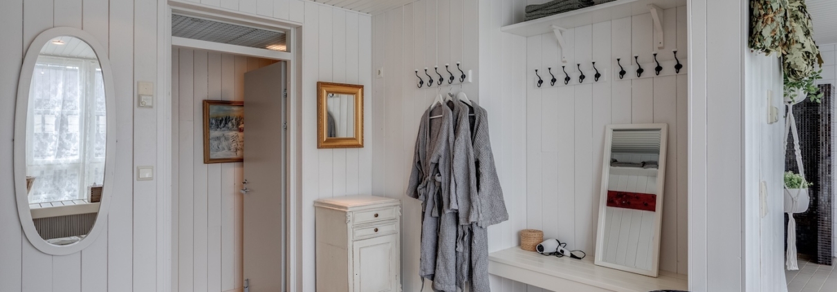 Sauna Pasilan mökkihenkinen pukuhuone Helsingissä.