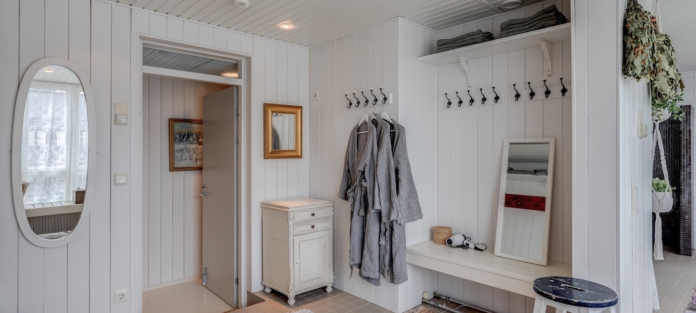 Sauna Pasilan mökkihenkinen pukuhuone Helsingissä.